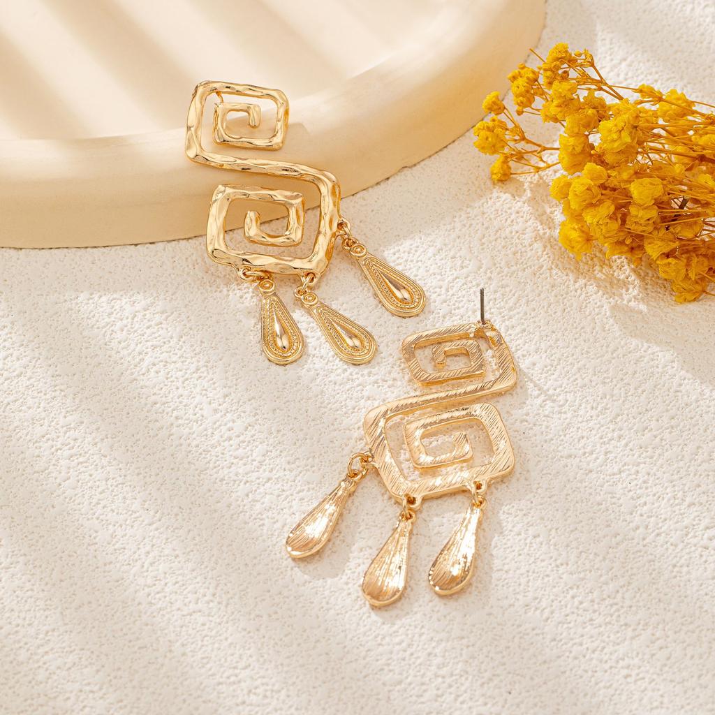 Персонализированные серьги в преувеличенном этническом стиле