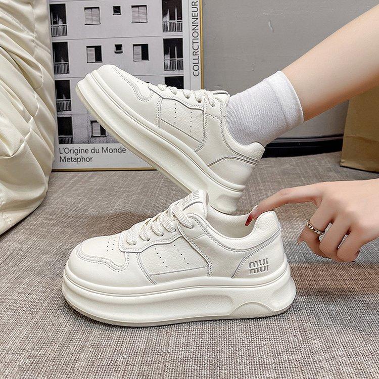 Женские белые туфли на платформе 2024 осень новые корейская версия модные универсальные увеличивающие рост мягкая подошва дышащие спортивные повседневные туфли