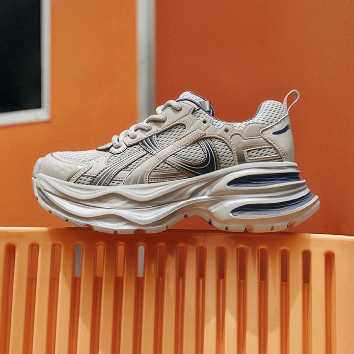 2025 осень новые кожаные толстоподошвенные сетчатые кроссовки-папы женские легкие увеличивающие рост дышащие тонкие повседневные спортивные