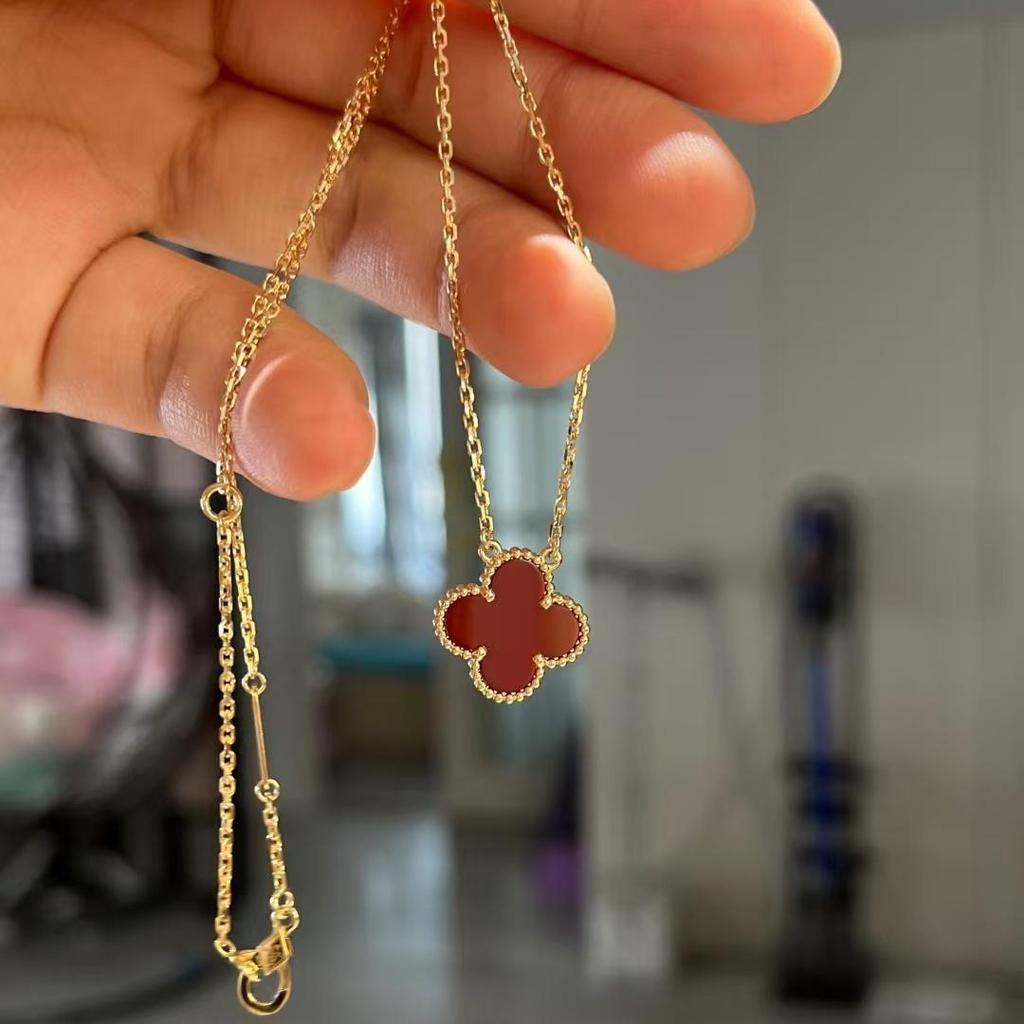 Легкое роскошное ожерелье с подвеской в виде четырехлистного клевера, рябчика, красного агата и малахита на золотой цепочке