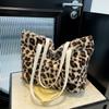 Winter New Portable Plush Bag Women's Personality Fashion Leopard Print Shoulder Bag Large Capacity Trendy Casual Tote Bag