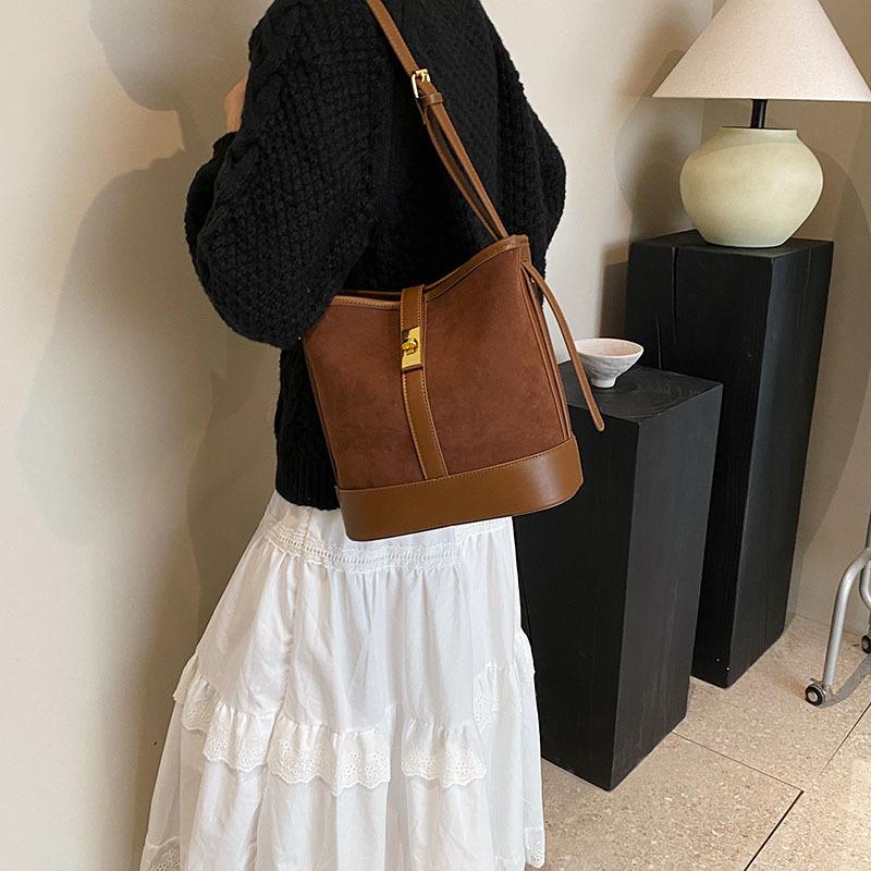 Сумка-ведро в стиле ретро в Гонконге 2024 года, летняя новая мода, простая легкая роскошная сумка для отдыха, нишевый дизайн, сумка-мессенджер через плечо