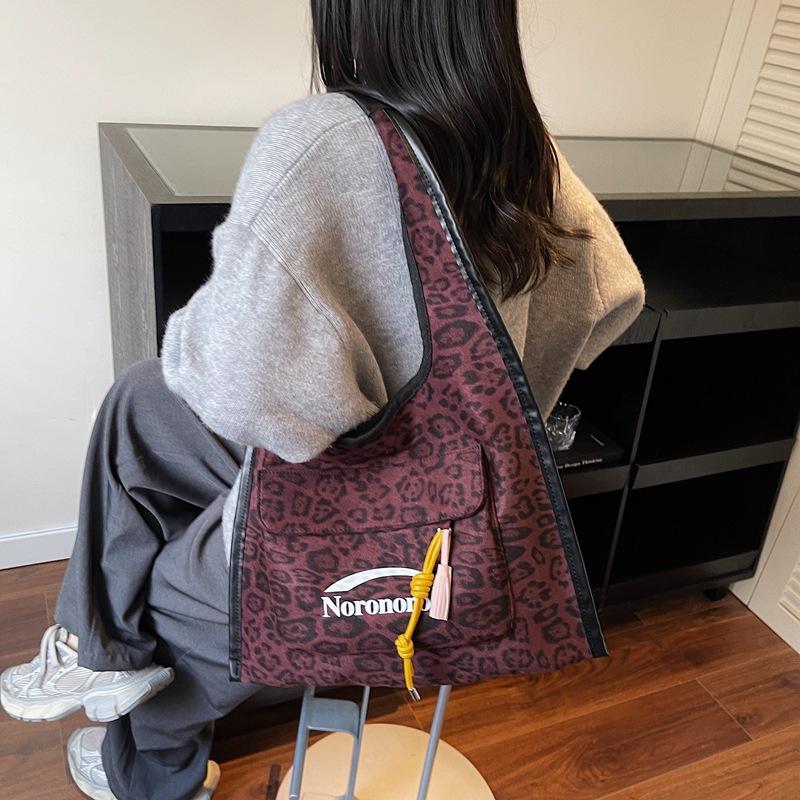Холщовая сумка с леопардовым принтом женская большой вместимости 2025 новая осенне-зимняя универсальная повседневная на плечо сумка-тоут для учебы