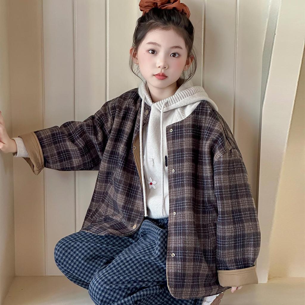 Модный клетчатый комплект для девочек: свитер и брюки на весну и осень 2025