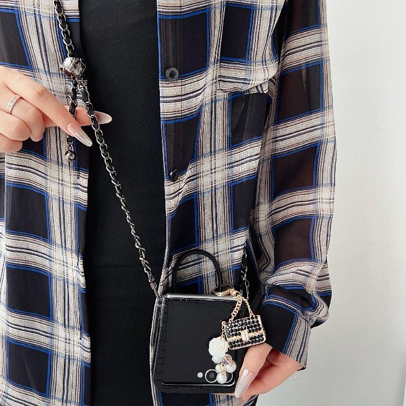 Чехол-кроссбоди с подвеской для Samsung Z Flip7 с текстурой аллигатора, противоударный