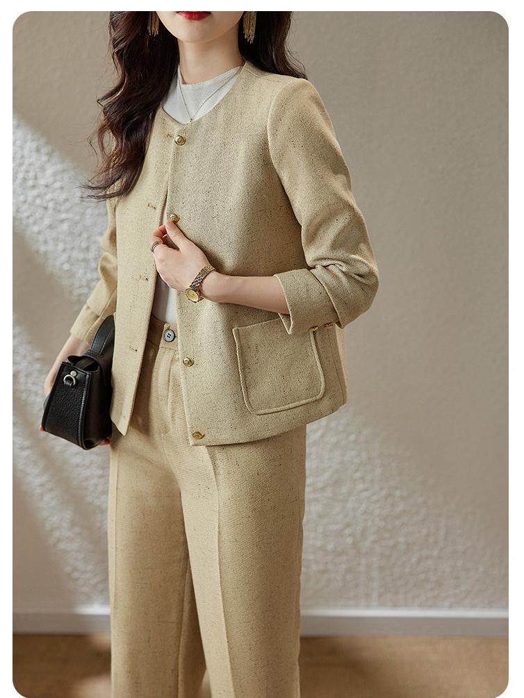 Женский универсальный костюм-двойка приталенного кроя Весна 2024 - Круглый вырез, Высококлассная офисная мода с ноткой элегантности.
