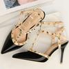 Женская обувь Римская мода Босоножки с заклепками 9 см ЛОДОЧКИ Сексуальные туфли-стилеты для ночного клуба Лакированная металлизированная ажурная отделка с заклепками