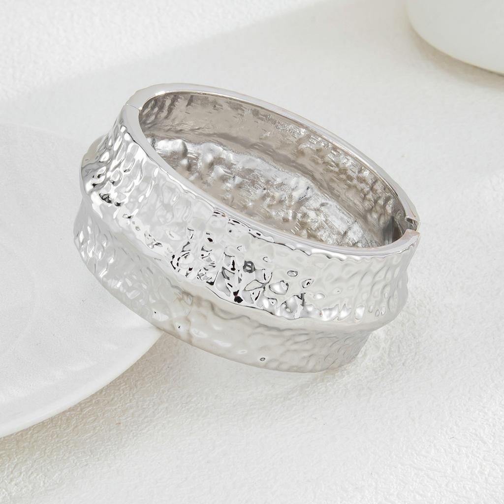 Accessories Retro Wide Face Personalized Hammer Bracelet High Color Retention Electroplating Alloy Design Sense Ladies Bracelet