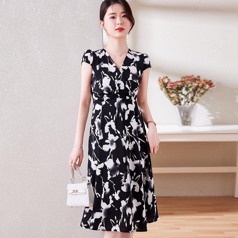 Летнее платье с цветочным принтом больших размеров - короткий рукав, подчеркнутая талия, тонкий фасон