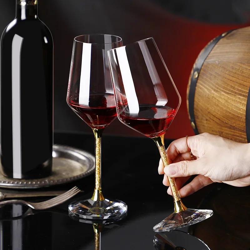 Набор из 2 предметов 420 мл Хрустальный набор бокалов для вина с золотой крошкой с декантером - Роскошная барная посуда на ножкеЭлегантный подарок для домашнего бара для ценителей вина