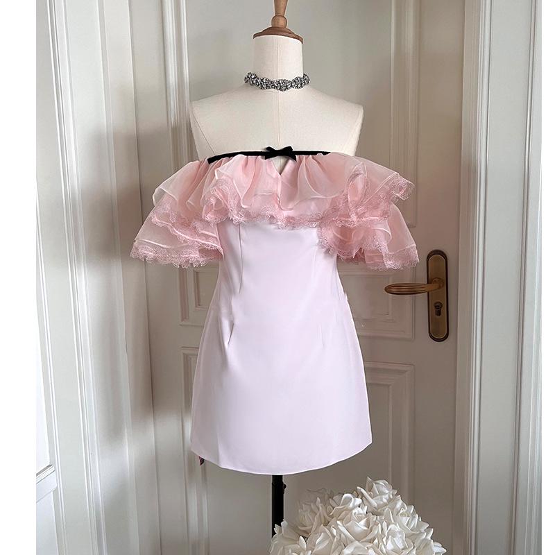 Розовое платье на одно плечо с оборками и тонкими бедрами для дня рождения