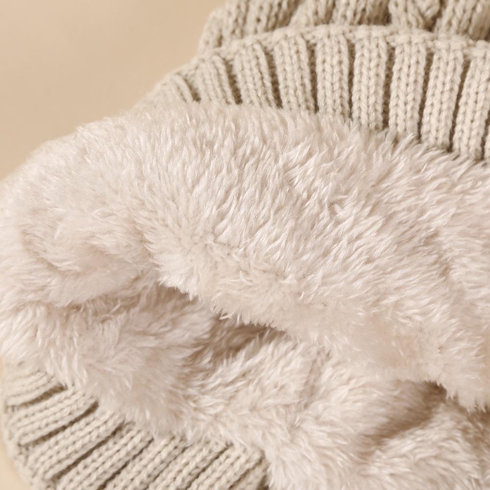 Женская шапка из толстой вязки жаккарда с защитой ушей из бархатной шерсти