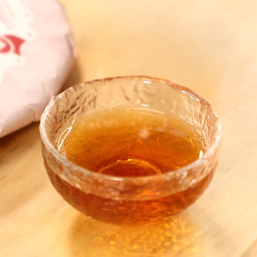 Красный чай с карамельным ароматом. Изготовлен в 2020 году, поэтому вкус не слишком насыщенный. 357 грамм