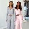 Комплект топ с V-образным вырезом и длинными рукавами и брюки на весну 2025 года в европейском и американском стиле: Модная, Повседневная Женская Одежда