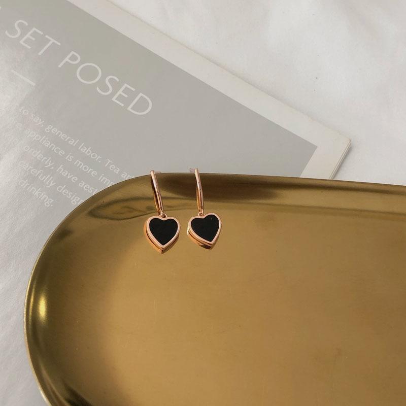 Черные серьги в форме сердца. Изысканные женские серьги Love.