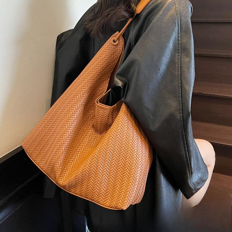 IELGY Ladies Tote Bag Large Capacity Fashion Summer Woven Commuter Bag