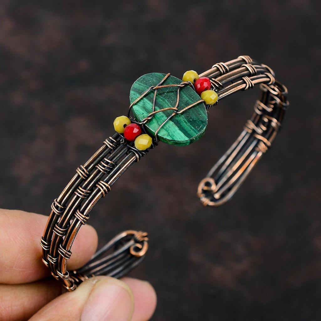 Малахитовый браслет-манжета Браслет из желтого коралла и красного коралла с бусинами Медная проволока Ювелирные изделия в обертке Регулируемый браслет Ювелирные изделия из драгоценных камней Манжеты ручной работы