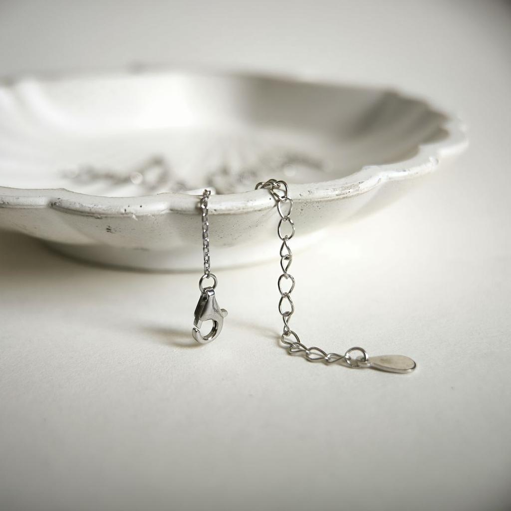 Серебряное колье с фианитами, емаллю, вес изделия 2,1 гр (60002240)