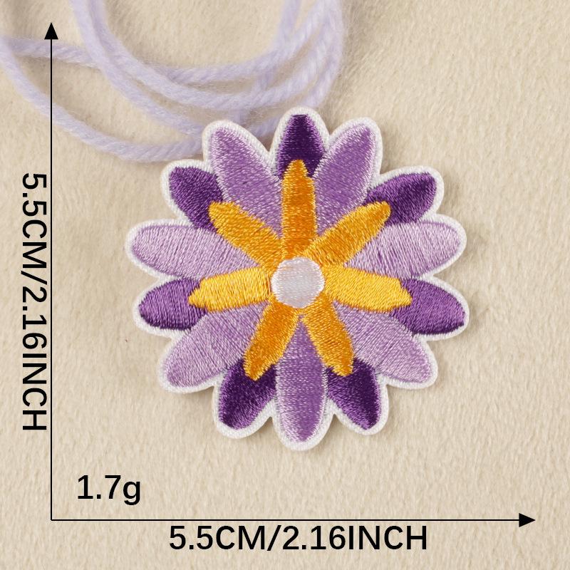 Значок-наклейка с радужной вышивкой - нашивка на аксессуар одежды