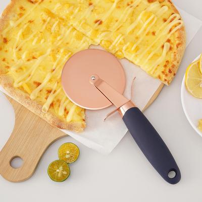 Нож для пиццы из нержавеющей стали, колесо для резки пиццы, очень острый слайсер для пиццы с нескользящей ручкой, сверхпрочный, плавно вращающийся, розовое золото