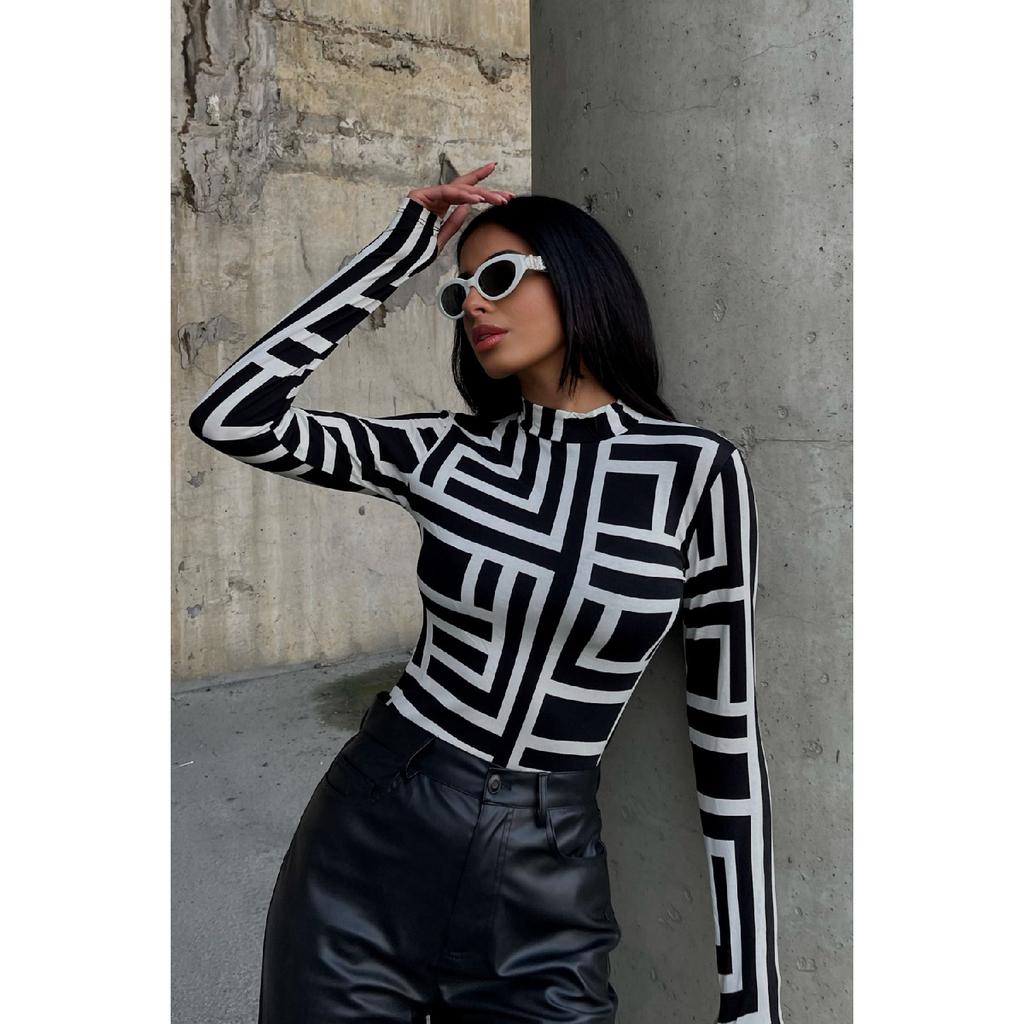 Женское черное боди с деталями на пальцах