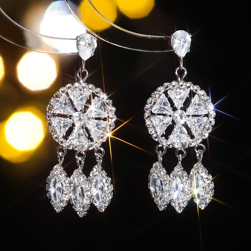 New High-Level Sense Of Luxury Sparkling Rhinestone Earrings Fashion Hundred With Diamond Earrings Women's Earrings 1 Pair