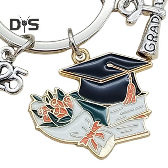 Брелок для ключей в виде выпускной шапки, прочный металлический, класс 2025 года, выпускной бакалавр, шляпа, брелок, держатель, сумка, рюкзак, подвесное украшение