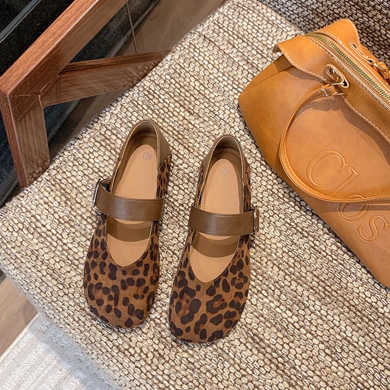 Темпераментные туфли с круглым носком на плоской подошве женские 2025 новые весенне-осенние французские ретро Мэри Джейн маленькие кожаные туфли с открытым верхом для работы