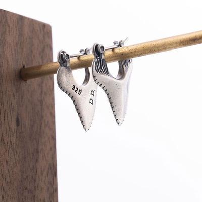 Серьги-гвоздики в стиле ретро «Акульи зубы» Мужские и женские серьги Панк-хулиган Красивые треугольные серьги-клипсы Нишевые серьги Трендовая индивидуальность