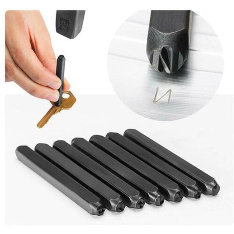 Набор штампов с цифрами и буквами. Стальной металлический кожаный футляр для инструментов.