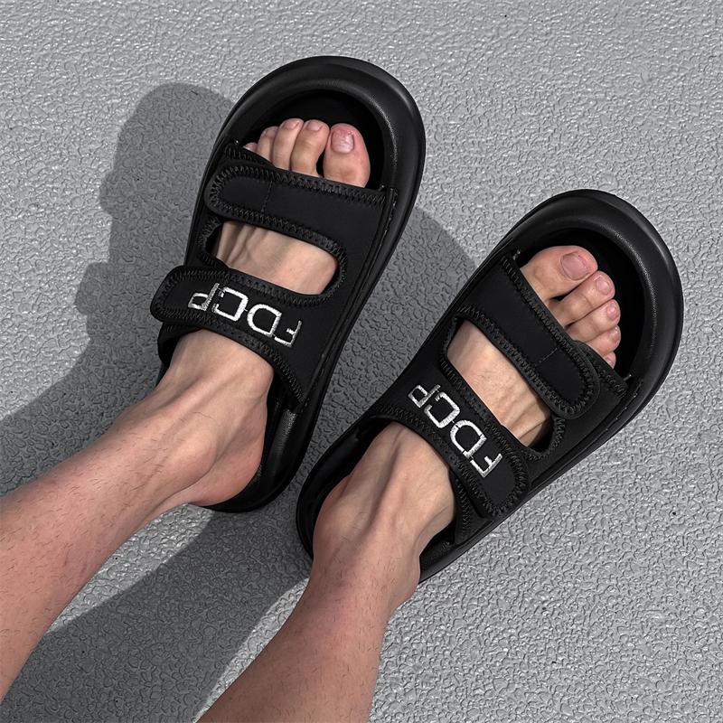 Модные универсальные сандалии для дома и улицы для мужчин 2025 Новые мужские шлепанцы из ПУ кожи Мужская обувь слипоны Нескользящая удобная домашняя обувь