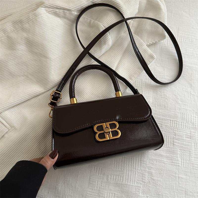 Simple Solid Color Gold Letter Buckle Decoration Women Casual Shoulder Bag For Ladies Urban Casual Outfits