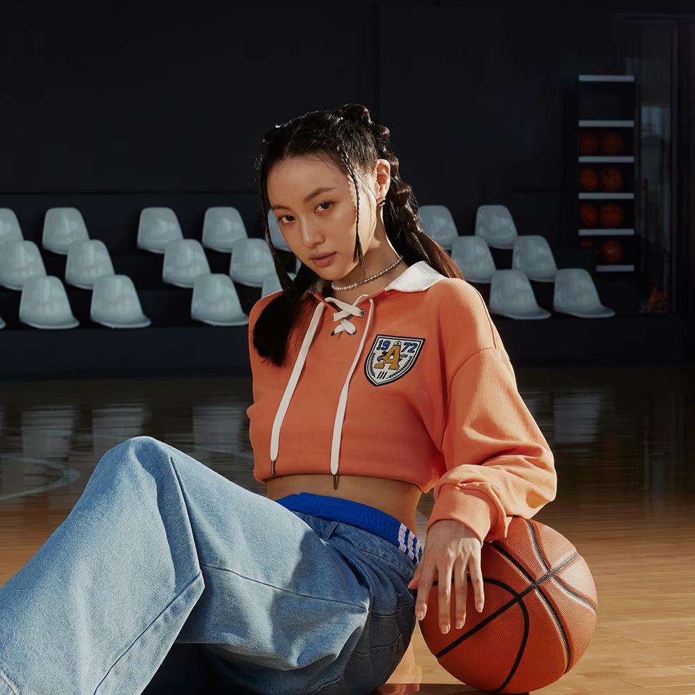 adidas Оригинальный свитшот-поло с вышивкой трилистника и цветными блоками, женские топы светло-хаки-коричневого цвета IN1094
