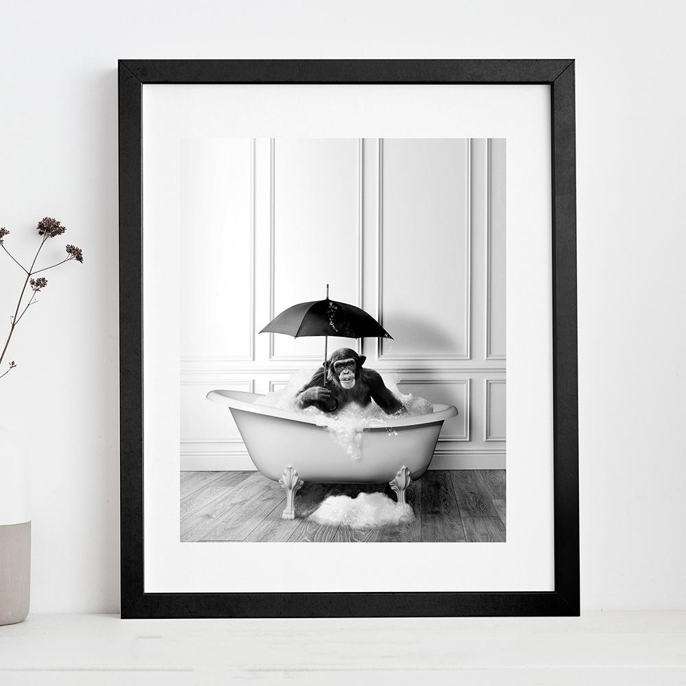 Милый шимпанзе в ванной Забавный настенный рисунок на холсте Фото животных Ванная комната Черно-белый туалет Плакат Печать комнаты Домашний декор