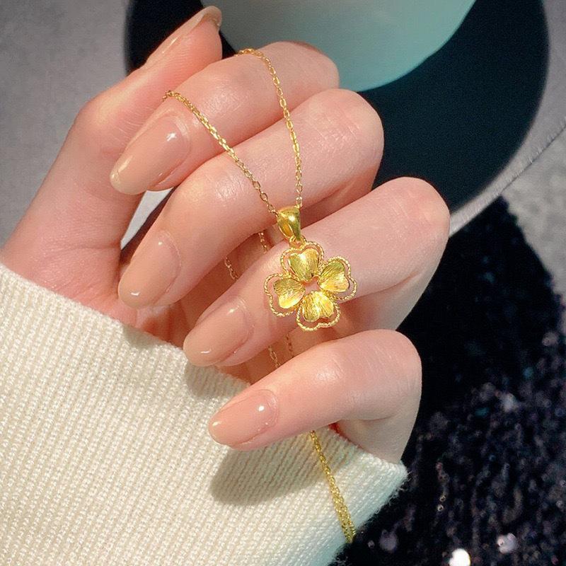 Медный кулон в виде четырехлистного клевера с золотым покрытием: Элегантный минималистичный дизайн с двусторонней отделкой