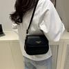 Корейская версия ретро маленькой сумки женская осень и зима 2025 новая текстурированная сумка-багет простая и модная наплечная сумка-мессенджер