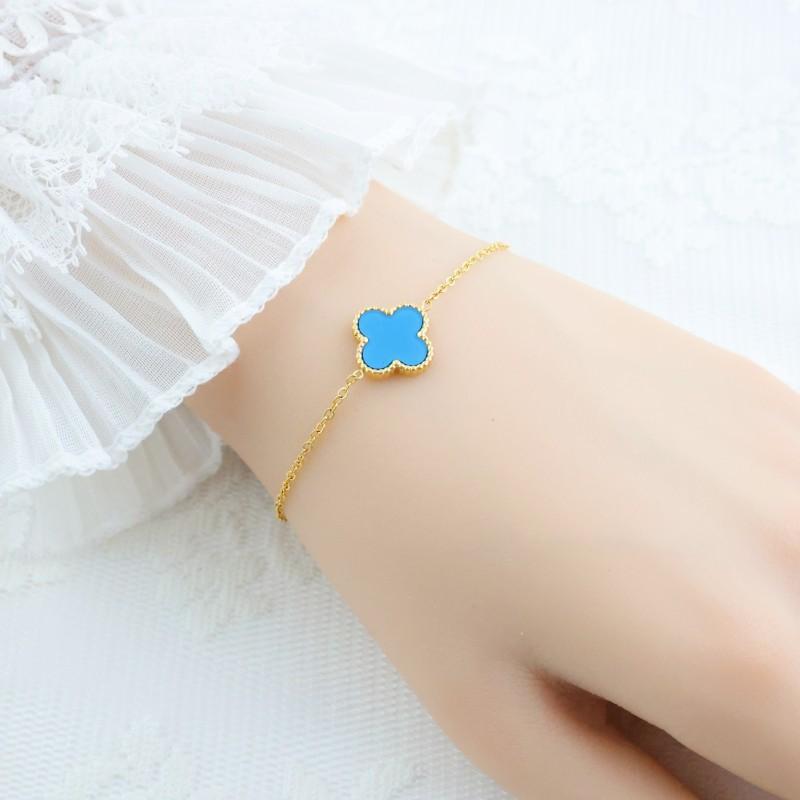 Этот стильный браслет из титановой стали с четырехлистным клевером — элегантный браслет для женщин, который никогда не тускнеет.