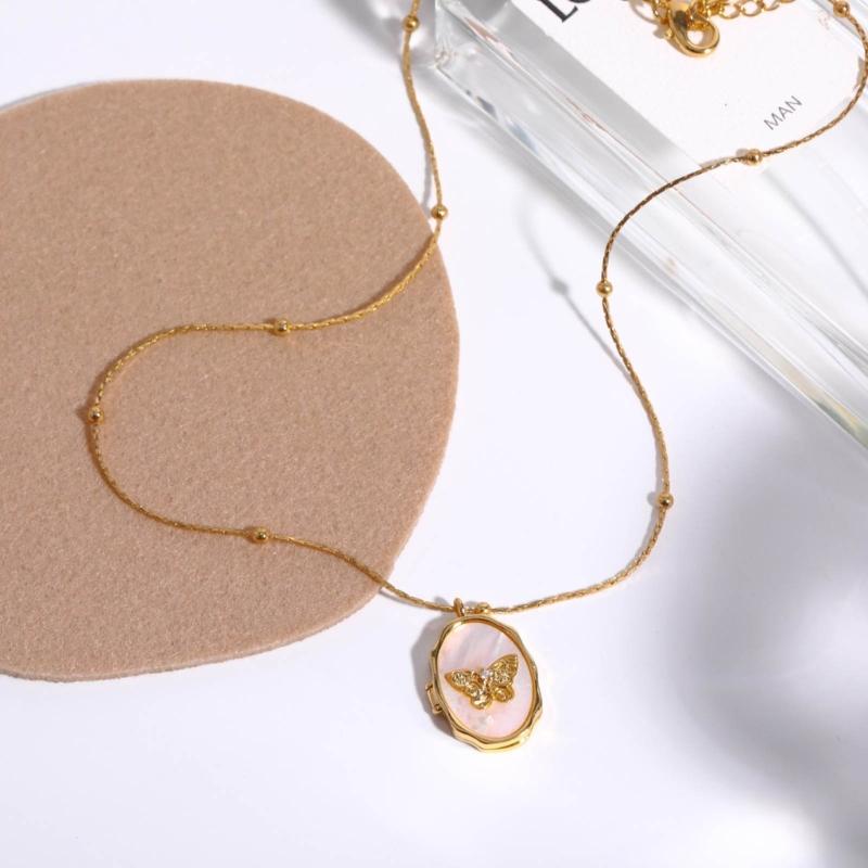 Elegant Butterfly Photo Locket Necklace Picture Frame Pendant Neckchain for Birthdays, Anniversaries & Special Occasions