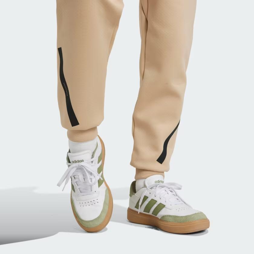 adidas ЗНЕ. Зауженные джоггеры с принтом логотипа и кулиской для детей, низ, бежевые JF2492