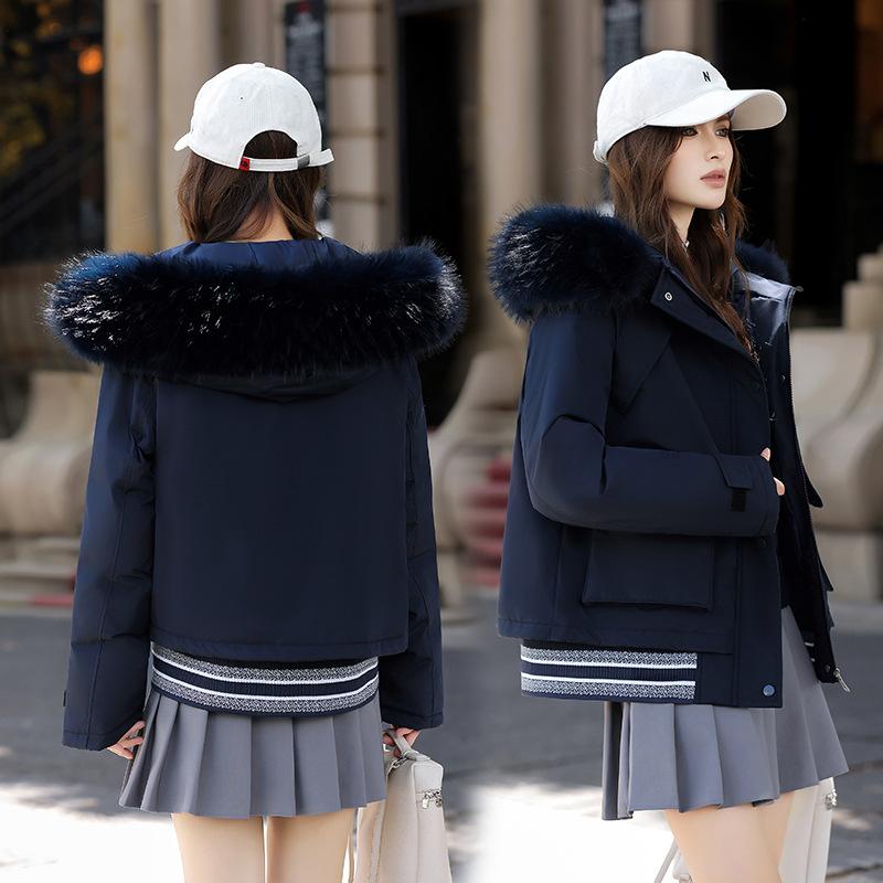Женская зимняя новая стеганая одежда 2025 корейская версия с капюшоном большим меховым воротником утолщенная короткая женская куртка-парка