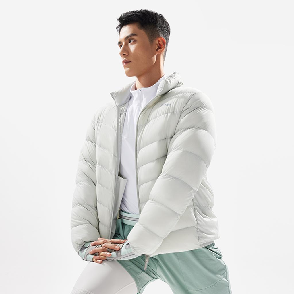 Мужская куртка Li Ning Fitness Series с коротким логотипом и воротником-стойкой, однотонная, серая, с каплями воды AYMU091-2
