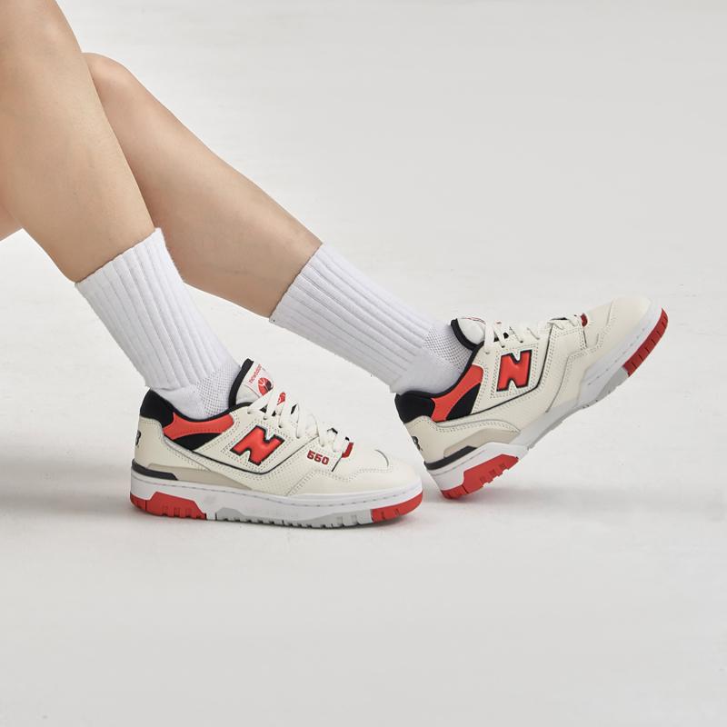 New Balance 550 Кроссовки цвета морской соли и настоящего красного BB550VTB