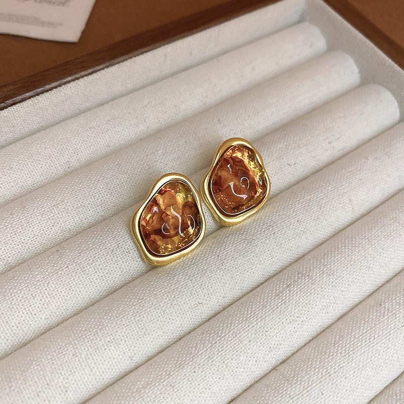 Maillard Coffee Retro Heart Hong Kong Style Versatile Stud Earrings - Niche Fashion Design