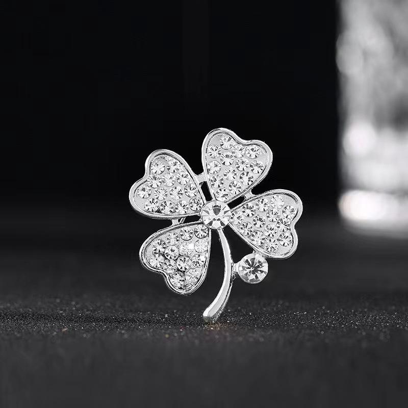 Брошь Lucky Clover Женская антибликовая корсажная одежда Аксессуары Платье Clover Яркое и блестящее