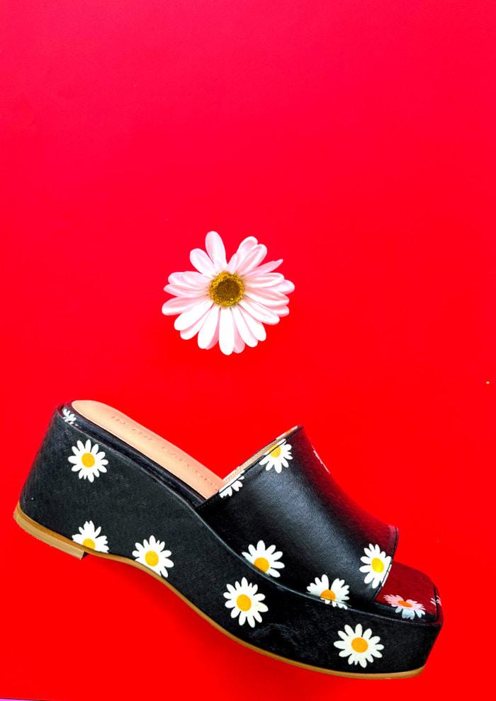 In The Balcony 25 Ss Blossom Buzz Daisy