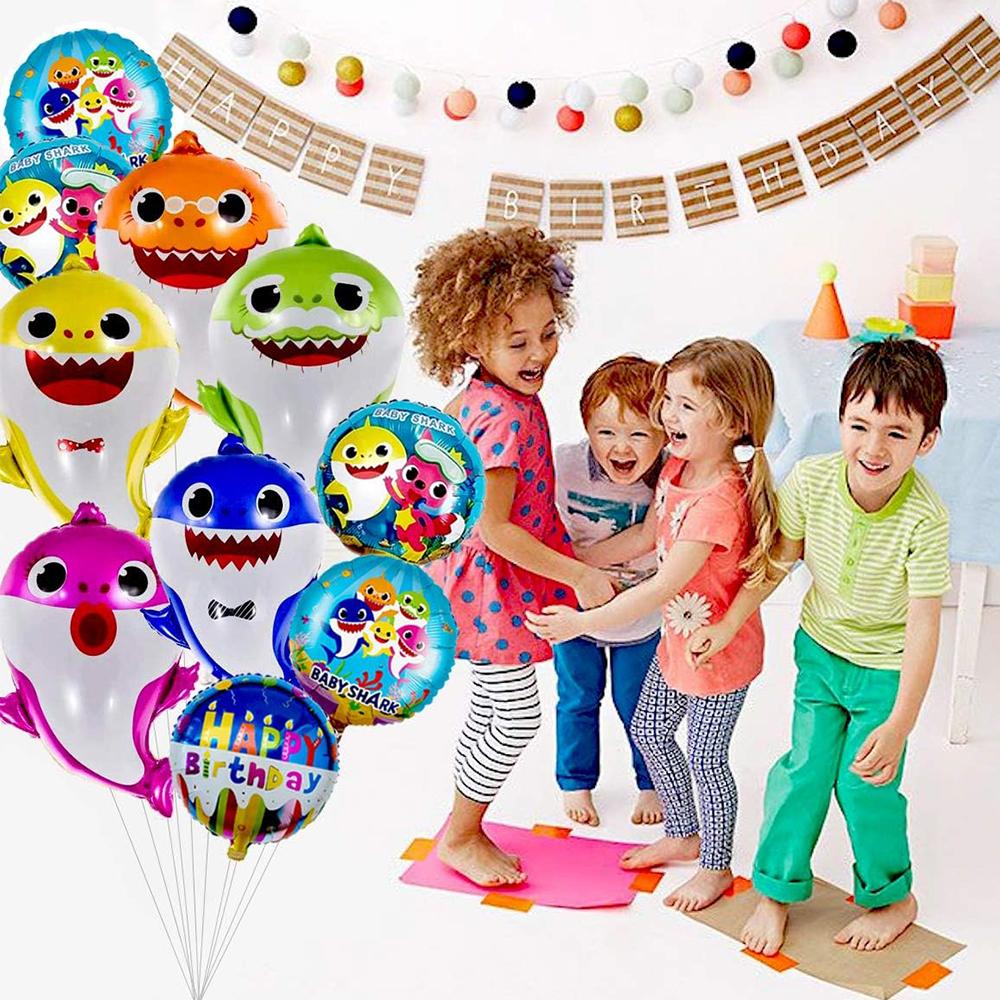 Принадлежности для вечеринки в виде маленьких акул включают гелиевые воздушные шары в виде маленьких акул и круглые воздушные шары.