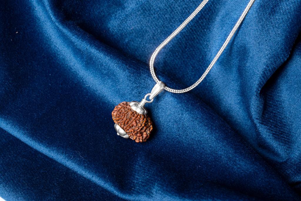 Натуральный 12-мукхи Рудракша 925 Серебряный Кулон – Непальское Происхождение | Бусина для Лидерства, Уверенности, Солнечной Чакры и Успеха | Органический и Сертифицированный Лабораторией