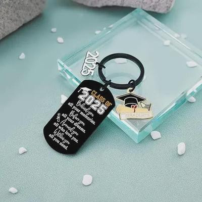Брелок из нержавеющей стали с надписью «Выпускной 2025»: Гравированная военная марка и фуражка доктора — идеальный подарок на выпускной или начало учебы