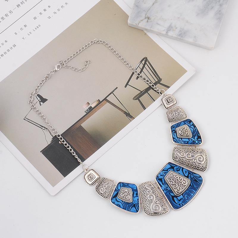 Красочное геометрическое матовое ожерелье в форме веера-трапеции с акцентами из смолы и масляной эмали