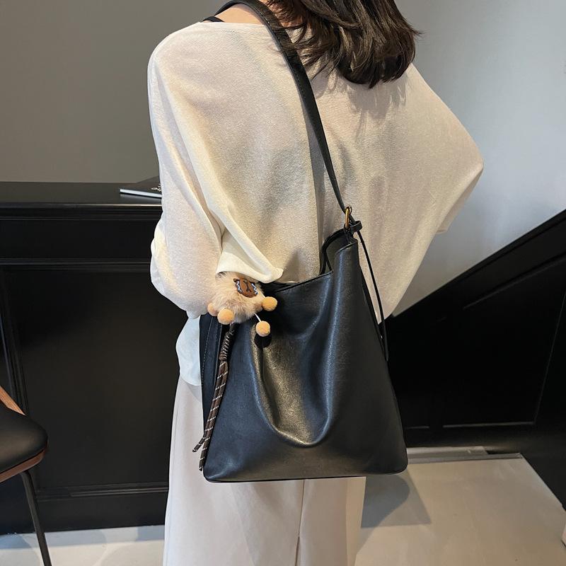 Large Capacity Trendy Bag Women's Bag 2025 New Textured Commuter Bucket Bag Solid Color Retro Shoulder Messenger Bag